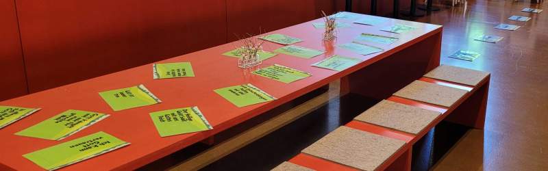 Bild mit liegenden Blättern Bild mit liegenden Blättern